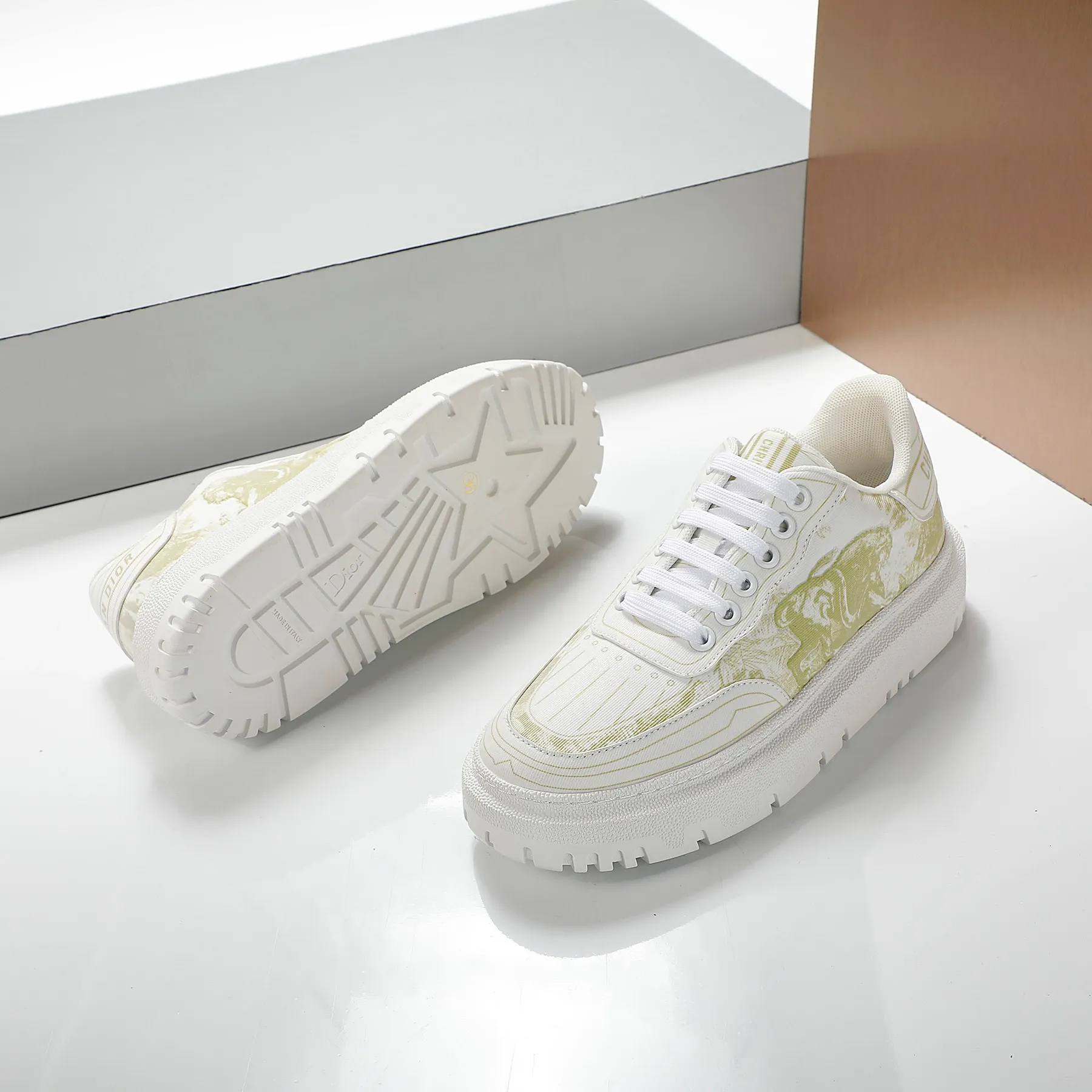 👟👟Ex-factory price 460👟👟 2021ssDior casual white shoes, the same style as the ready-to-wear series 1️⃣Original mold opening 2️⃣Original cowhide➕Breathable mesh lining 3️⃣TPU evacuation outsole 4️⃣Injected latex sheepskin feet 5️⃣Full package at the counter Code number 35-40 (41 can be customized)